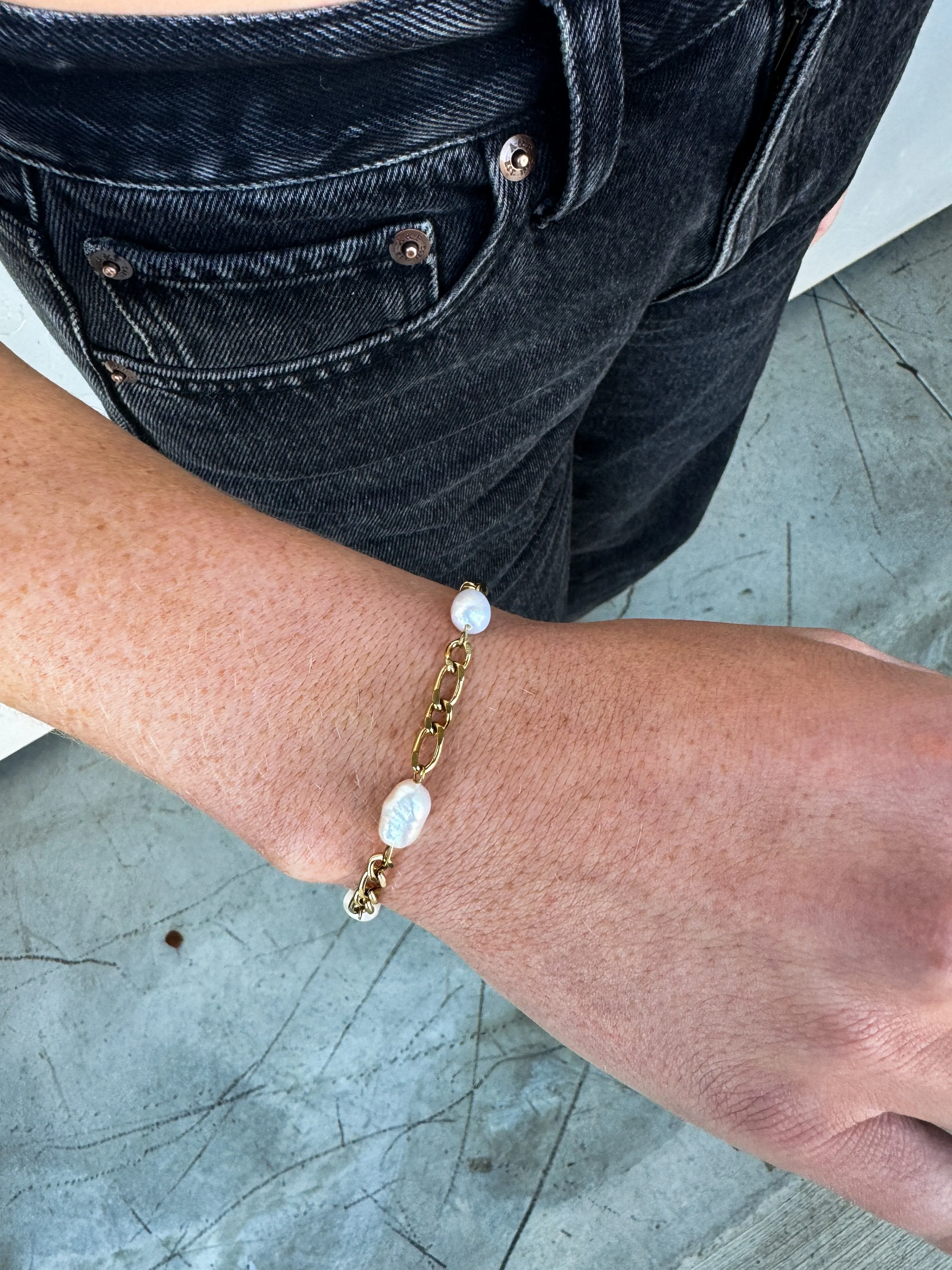 Gold Chain Bracelet with Pearls