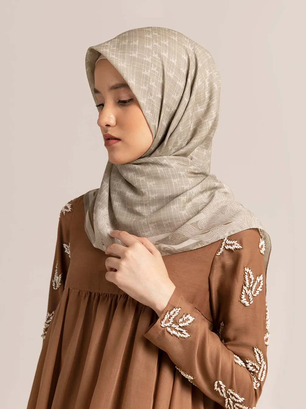 MONOGRAM SCARF EARL GREY